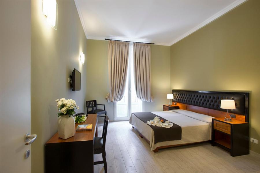 Двухместный (Улучшенный двухместный номер с 1 кроватью) отеля Hotel Ambasciatori, Палермо