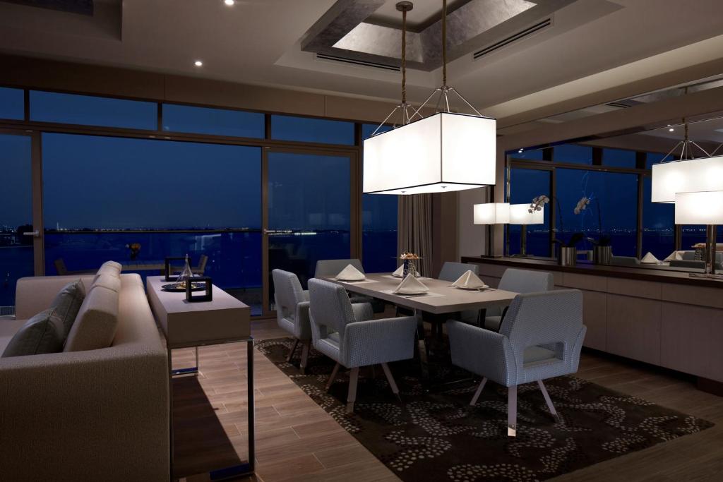 Сьюит (Президентский люкс - Вид на море) отеля Royal M Hotel & Resort Abu Dhabi, Абу-Даби