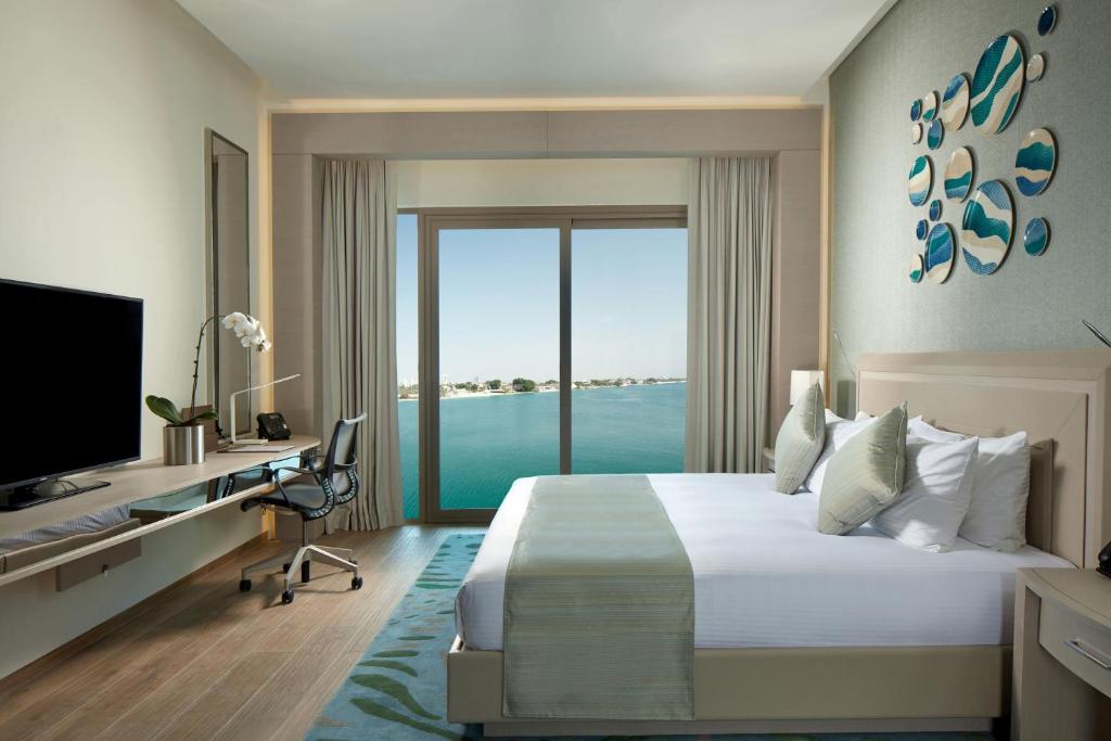 Двухместный (Номер «Премиум» с кроватью размера «king-size» - Вид на море) отеля Royal M Hotel & Resort Abu Dhabi, Абу-Даби