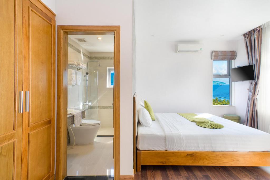 Двухместный (Двухместный номер Делюкс с 1 кроватью и видом на море) семейного отеля Hang Masion Ocean, Дананг