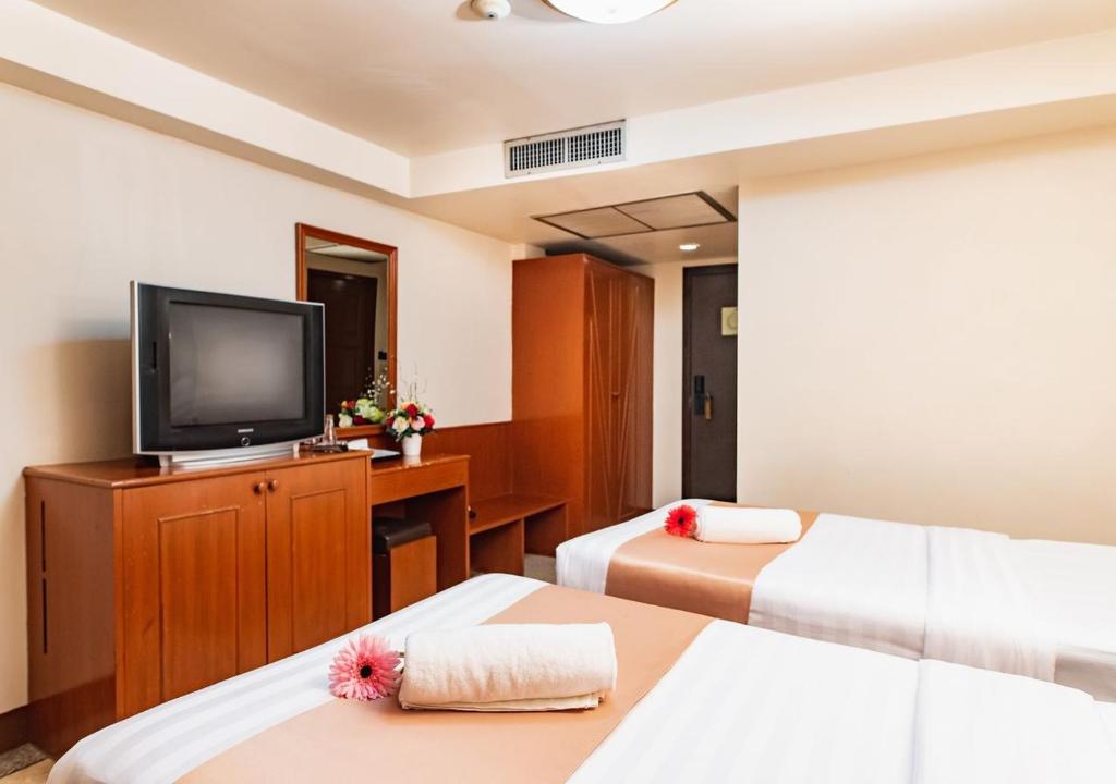 Двухместный (Стандартный номер с 2 отдельными кроватями в уличном крыле) отеля D&D Inn, Бангкок