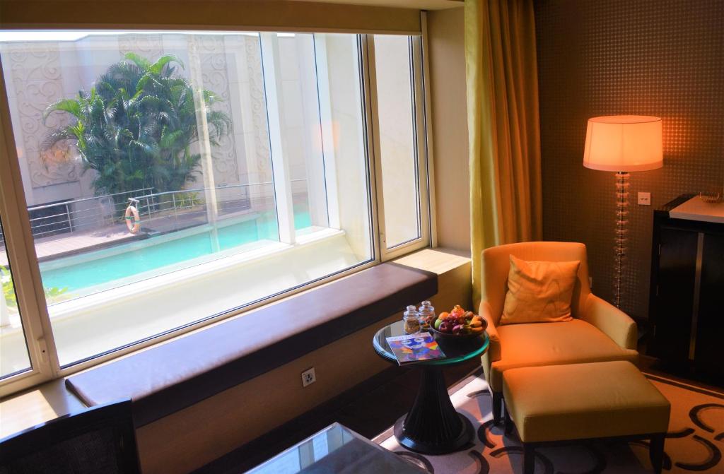 Четырехместный (Роскошный номер с с кроватью размера «king-size», вид на бассейн) отеля Taj Santacruz, Мумбай