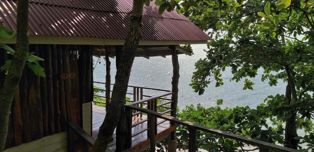 Номер (Улучшенное бунгало с видом на море) гостевого дома Jungle Hill Beach Bungalow, Кох-Юм