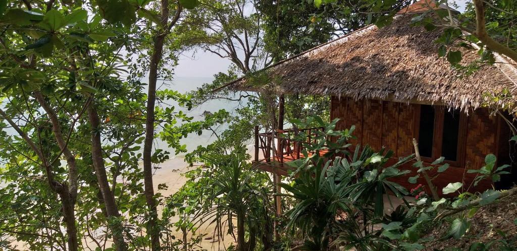 Номер (Бунгало Делюкс с видом на море) гостевого дома Jungle Hill Beach Bungalow, Кох-Юм