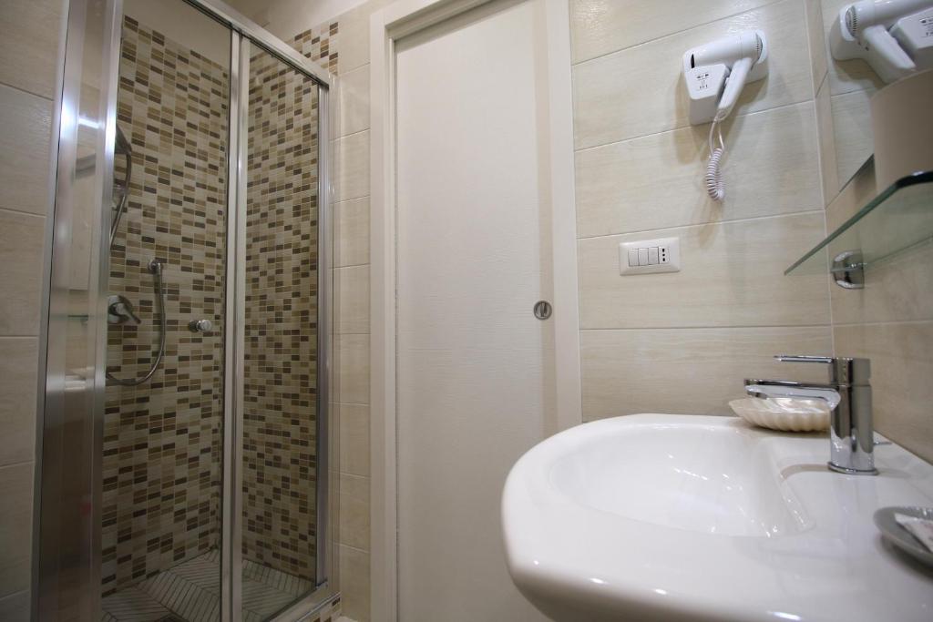 Двухместный (Двухместный номер с 1 кроватью или 2 отдельными кроватями и собственной ванной комнатой) отеля Recia Room, Неаполь