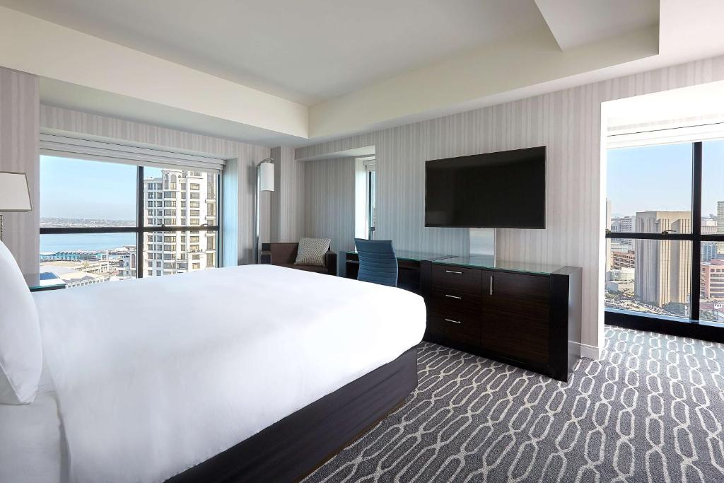 Трехместный (Угловой номер с кроватью размера «king-size»), Manchester Grand Hyatt San Diego