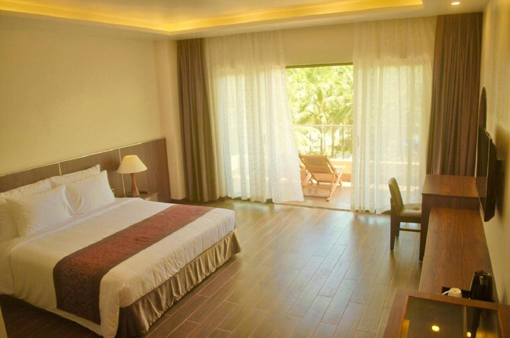 Двухместный (Улучшенный двухместный номер с 1 кроватью и балконом) курортного отеля Coral Bay Resort, Дуонг-Донг