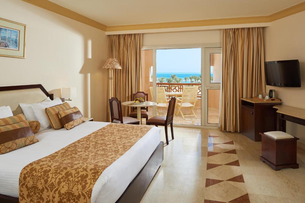 Сьюит (Полулюкс с видом на море) курортного отеля Continental Hotel Hurghada, Хургада