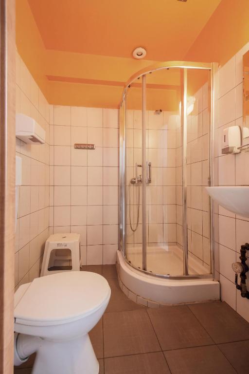 Четырехместный (Четырехместный номер с общей ванной комнатой) хостела Red Carpet Hostel, Краков