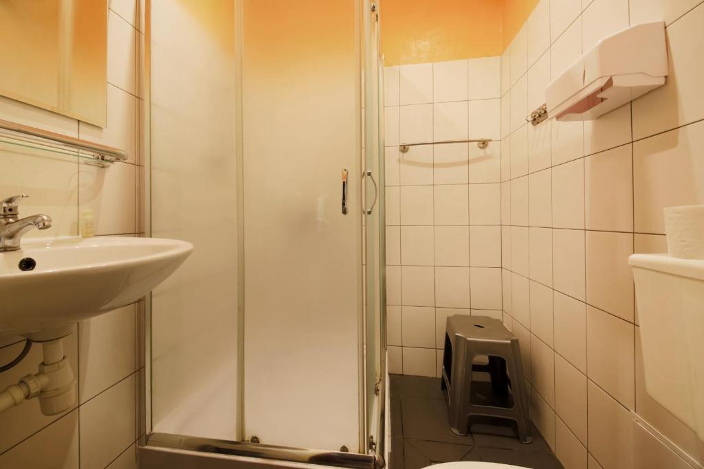 Семейный (Пятиместный номер с общей ванной комнатой) хостела Red Carpet Hostel, Краков