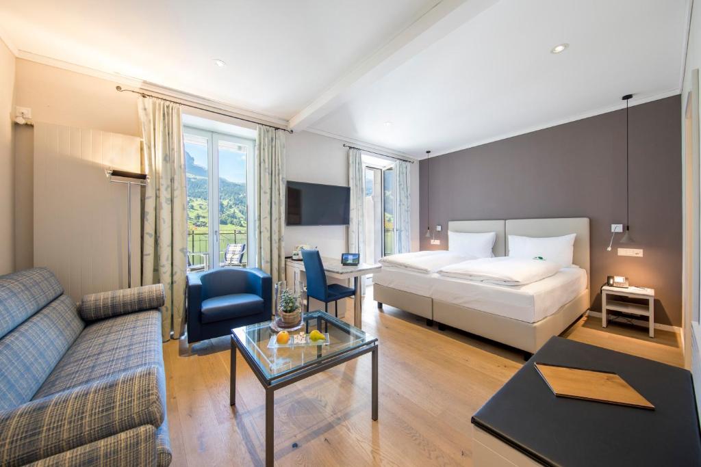 Двухместный (Классический трехместный номер с кондиционером — Вид на гору Эйгер) отеля Belvedere Swiss Quality Hotel, Гриндельвальд