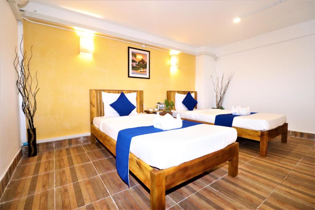 Двухместный (Стандартный двухместный номер с 2 отдельными кроватями и общей ванной комнатой, без окна) отеля Grand Elevation Hotel, Пномпень