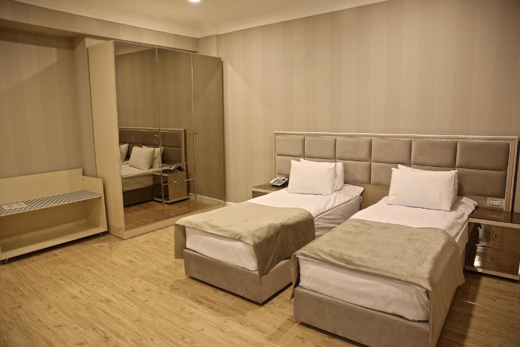Двухместный (Стандартный номер с 2 односпальными кроватями и диваном) отеля Rusel, Баку