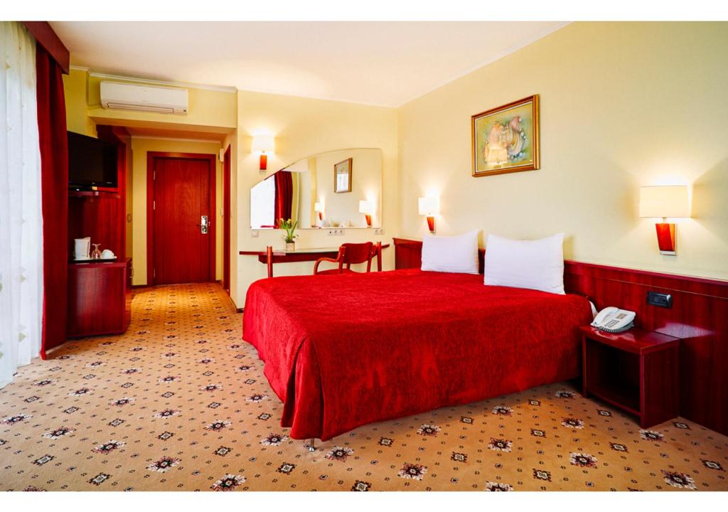 Двухместный (Номер бизнес-класса, бесплатное посещение оздоровительного центра) отеля Hotel Caro Golf, Бухарест