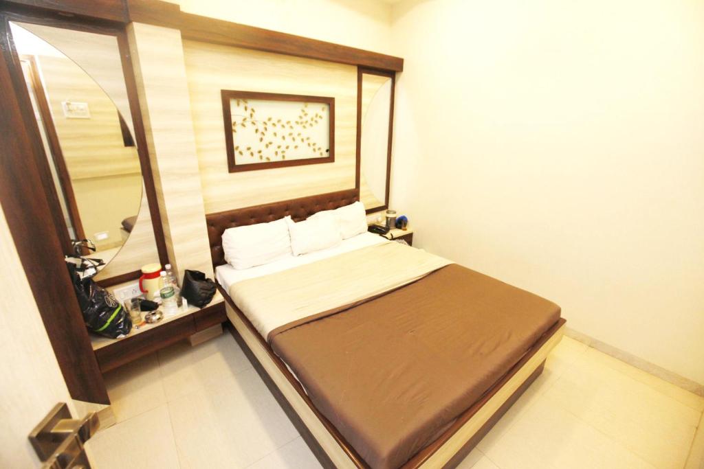 Двухместный (Двухместный номер Делюкс с 1 кроватью) отеля Hotel Al Moazin, Мумбай