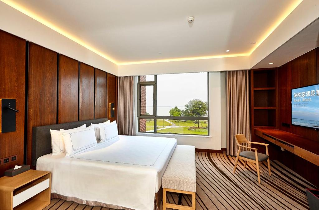 Сьюит (Представительский люкс с видом на озеро) отеля Tongli Lake View Hotel, Сучжоу
