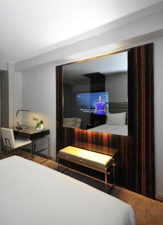 Трехместный (Двухместный номер Делюкс с 1 кроватью или 2 отдельными кроватями и дополнительной кроватью) отеля Altis Grand Hotel – Luxury Collection Hotels, Лиссабон