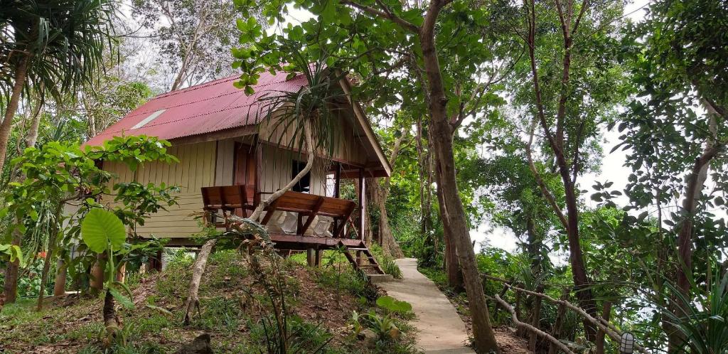 Номер (Бунгало с частичным видом на море) гостевого дома Jungle Hill Beach Bungalow, Кох-Юм