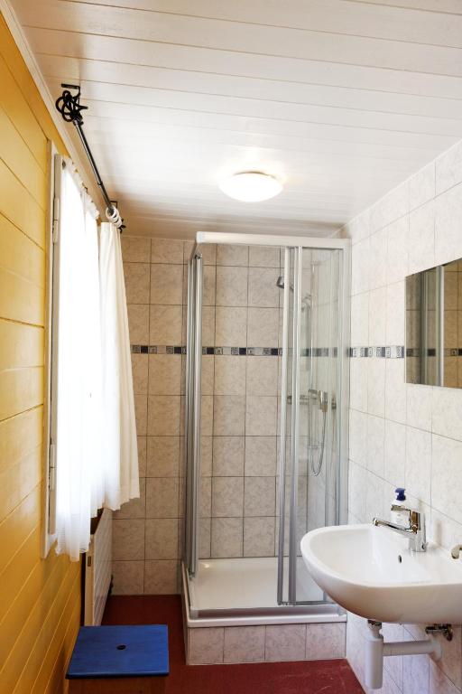 Двухместный (Двухместный номер с 2 отдельными кроватями и общей ванной комнатой) отеля Hotel Steinbock, Лаутербруннен