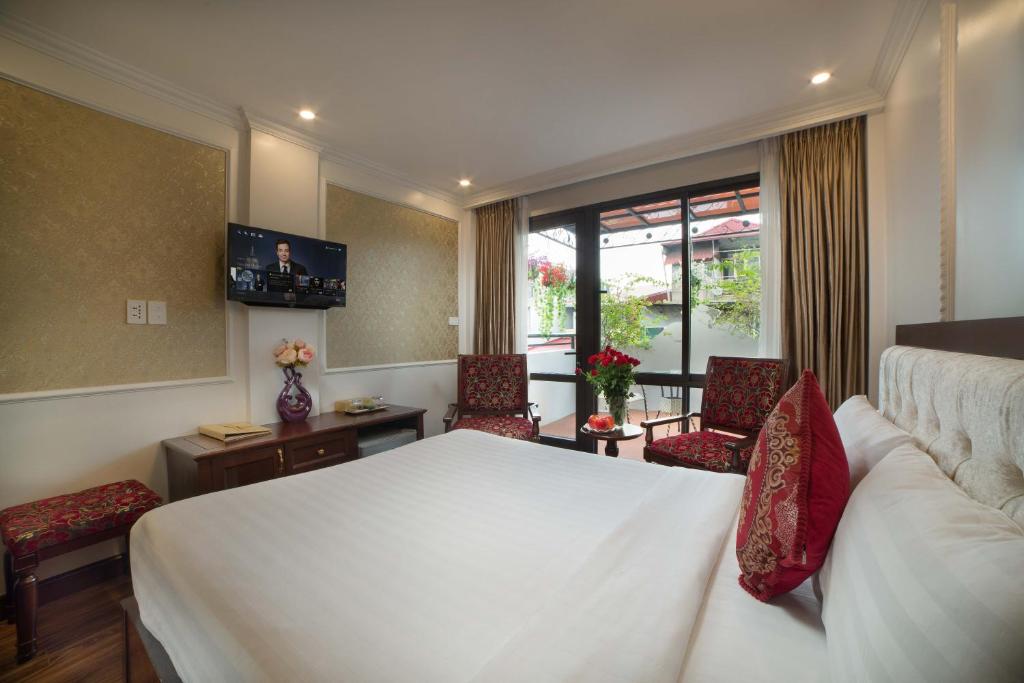 Двухместный (Двухместный номер Делюкс с 1 кроватью и балконом) отеля Golden Sail Hotel, Ханой