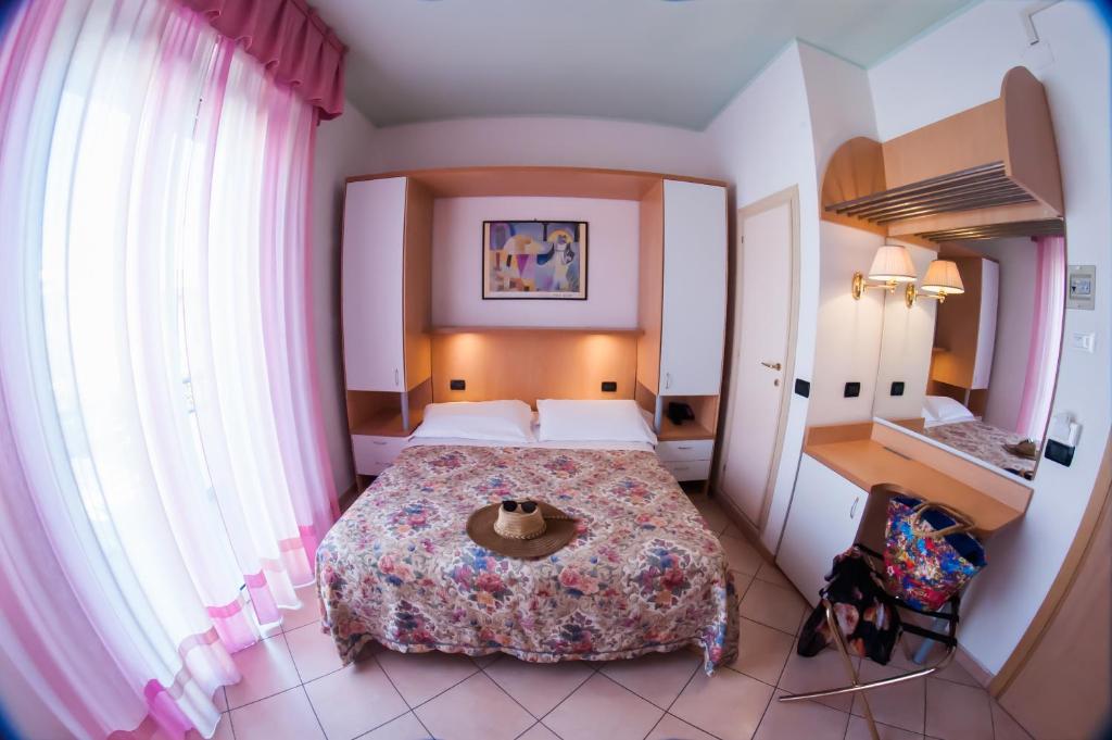 Двухместный (Улучшенный двухместный номер с 1 кроватью или 2 отдельными кроватями) отеля Hotel Angelini, Римини
