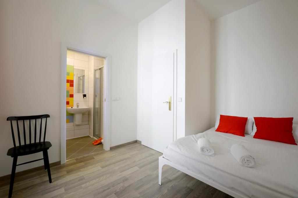 Двухместный (Двухместный номер с 1 кроватью и собственной ванной комнатой) хостела Equity Point Prague, Прага