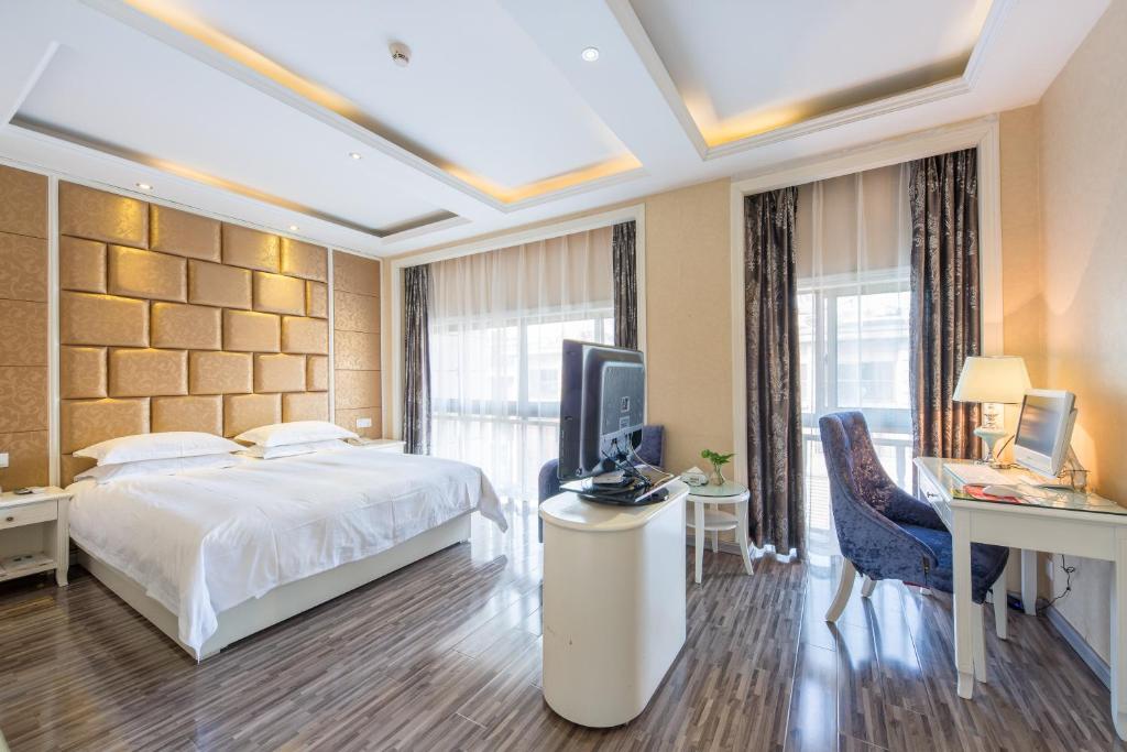 Сьюит (Люкс с кроватью размера «queen-size») отеля Lingshang Hotel, Иу
