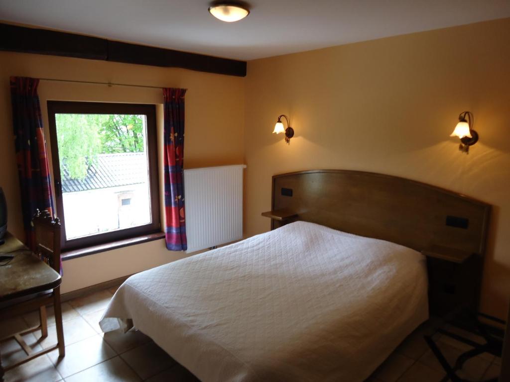 Двухместный (Стандартный двухместный номер с 1 кроватью или 2 отдельными кроватями) отеля Hotel La Crémaillère, Сент-Юбер