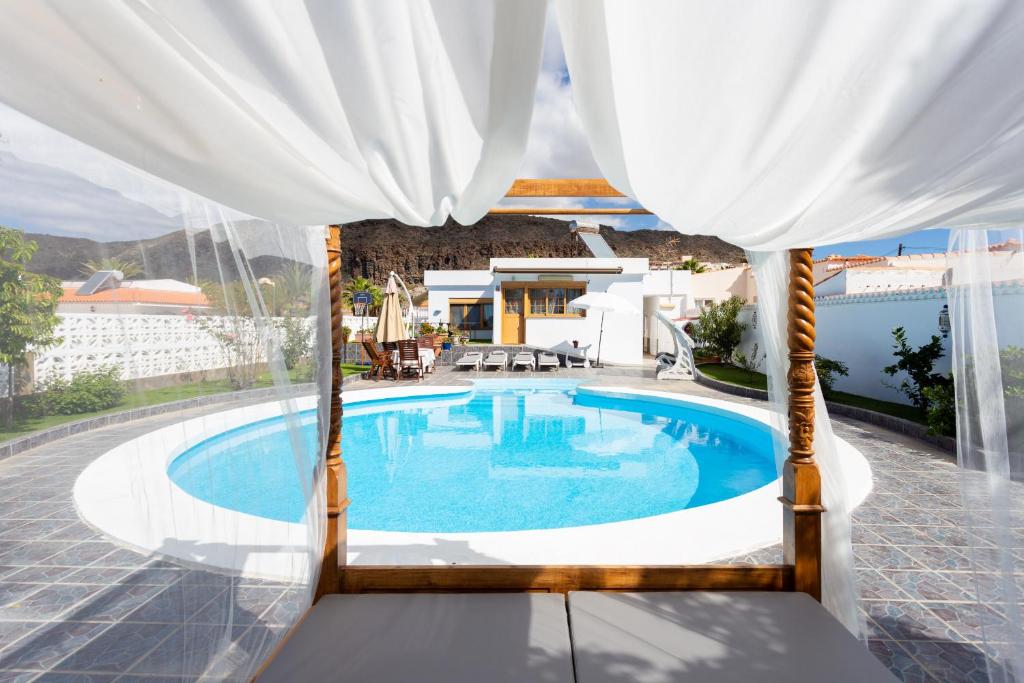 Номер (Бунгало с видом на сад) отеля Bungalow Palm Mar with pool and garden, Арона