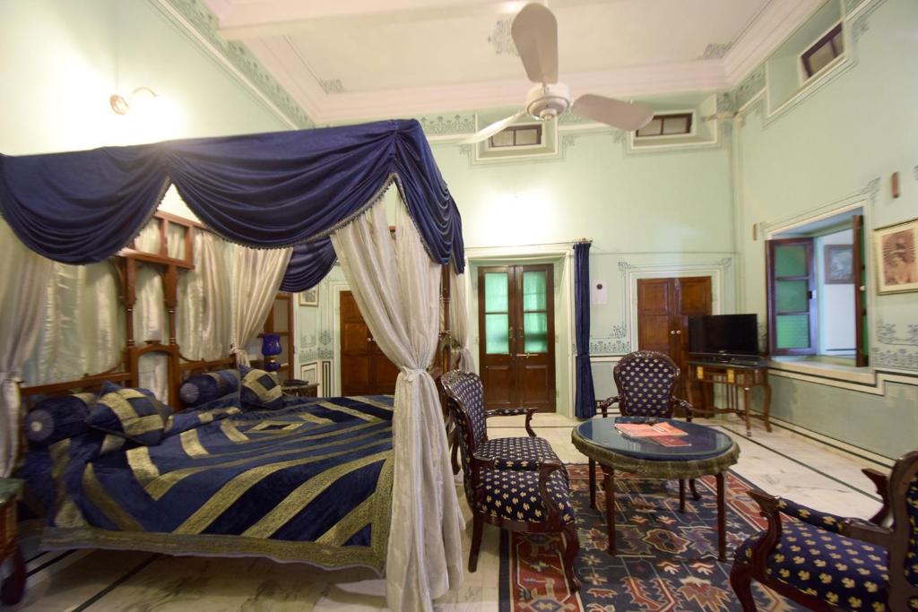 Двухместный (Комната с двуспальной кроватью или двумя односпальными кроватями в апартаментах с тремя спальнями) отеля Hari Mahal Palace, Jaipur, Джайпур