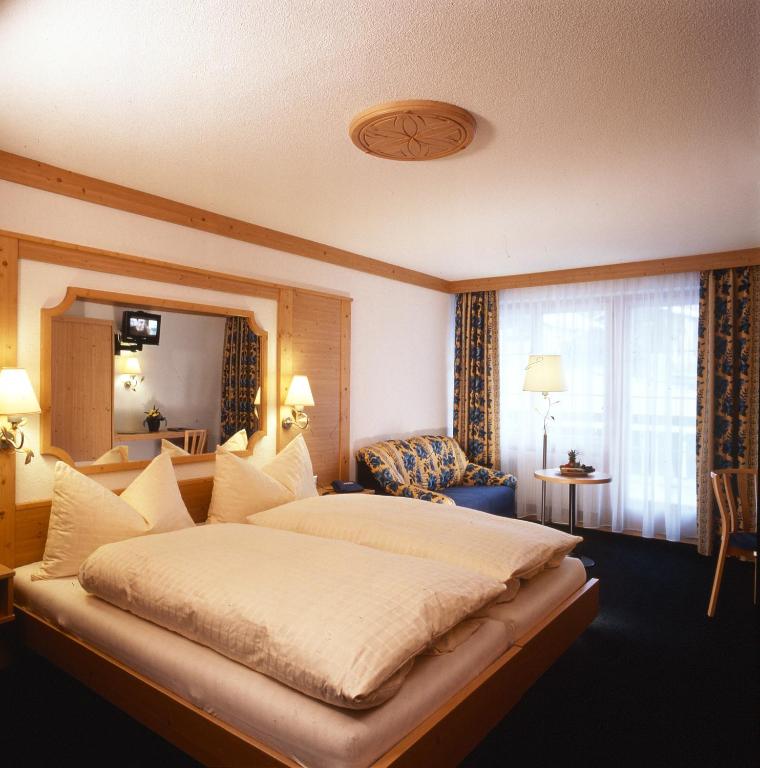Двухместный (Улучшенный двухместный номер с 1 кроватью) отеля Hotel Ambiente, Саас-Фе