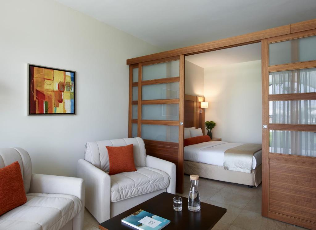 Двухместный (Улучшенный двухместный номер с 1 кроватью и видом на бассейн) отеля Sentido Apollo Blue, Фалираки