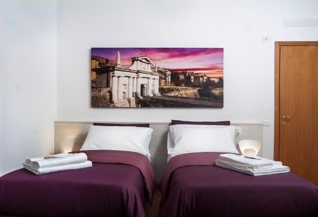 Двухместный (Двухместный номер с 1 кроватью или 2 отдельными кроватями и собственной ванной комнатой) гостевого дома CityWalls Guest House Bergamo, Бергамо