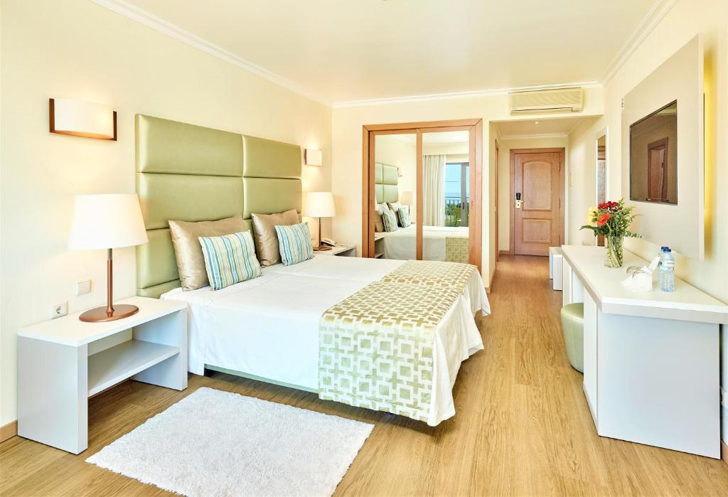 Двухместный (Двухместный номер Делюкс с 2 отдельными кроватями и видом на окрестности (для 2 взрослых и 1 ребенка)) отеля Hotel Baia Grande, Албуфейра