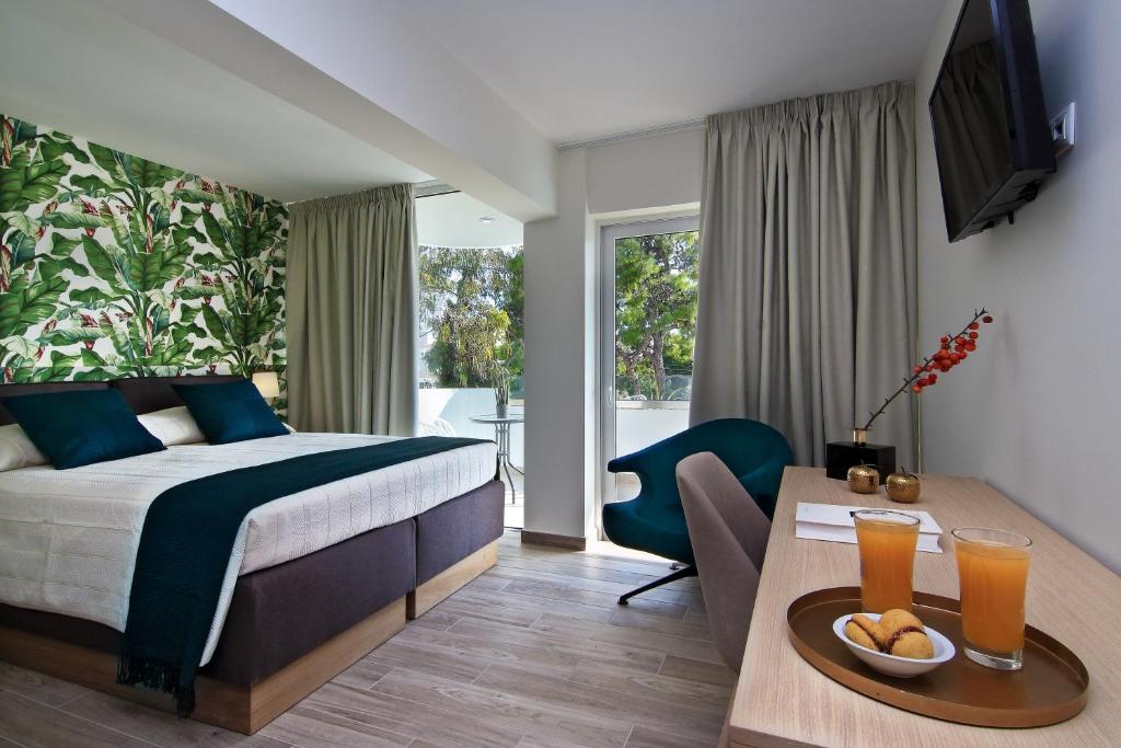 Двухместный (Улучшенный двухместный номер с 1 кроватью, балконом и боковым видом на море) отеля Maison 66, Riviera Hotels, Афины