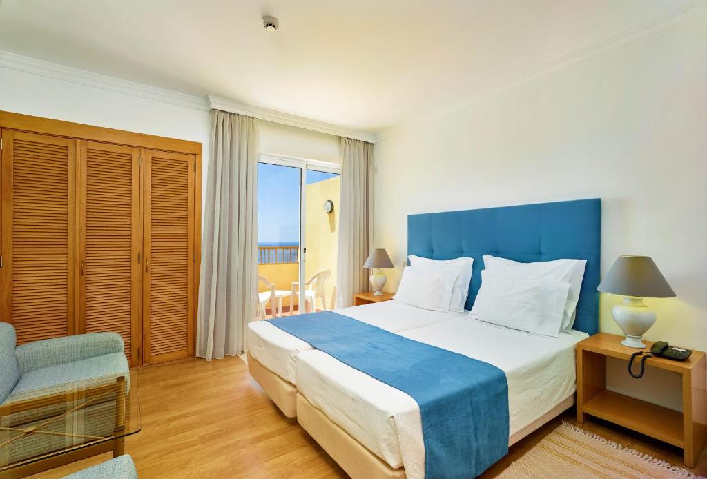 Сьюит (Люкс с фронтальным видом на море (для 2 взрослых и 1 ребенка)) отеля Hotel Baia Cristal Beach & Spa Resort, Карвуэйру