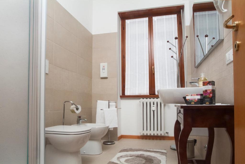 Двухместный (Двухместный номер с 1 кроватью или 2 отдельными кроватями, общая ванная комната) гостевого дома CityWalls Guest House Bergamo, Бергамо