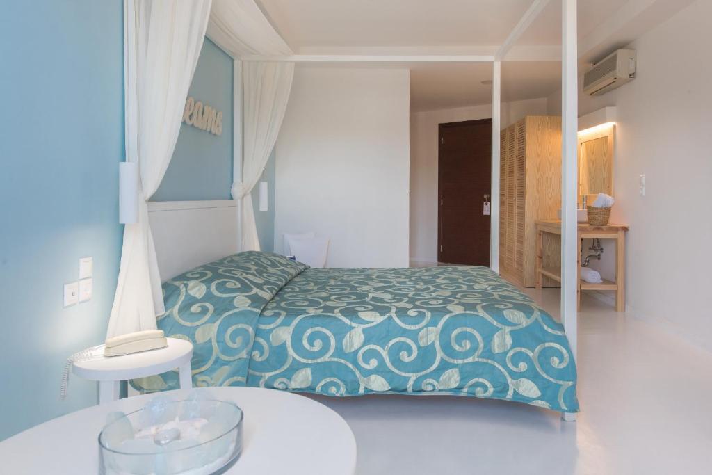 Двухместный (Двухместный номер Делюкс с 1 кроватью или 2 отдельными кроватями и видом на море) отеля Eva Mare Hotel & Suites - Adults only, Агия-Пелагия
