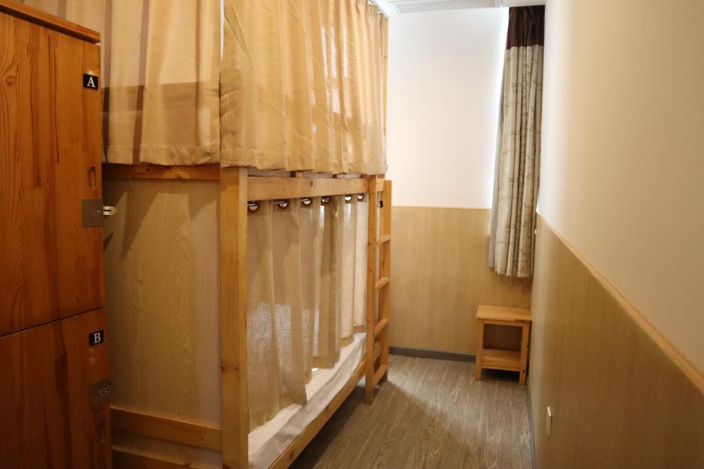 Номер (Односпальная кровать в 4-местном общем мужском номере) хостела Shanghai Blue Mountain Bund Youth Hostel, Шанхай