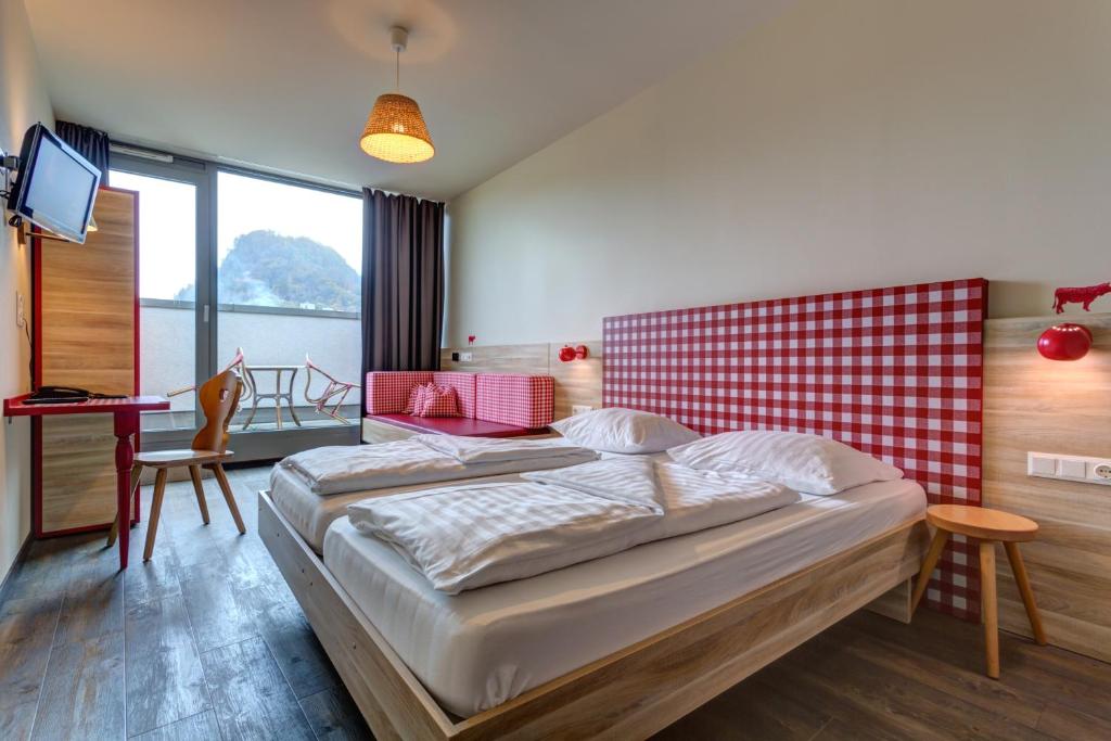 Двухместный (Улучшенный двухместный номер с 2 отдельными кроватями) отеля MEININGER Hotel Salzburg City Center, Зальцбург