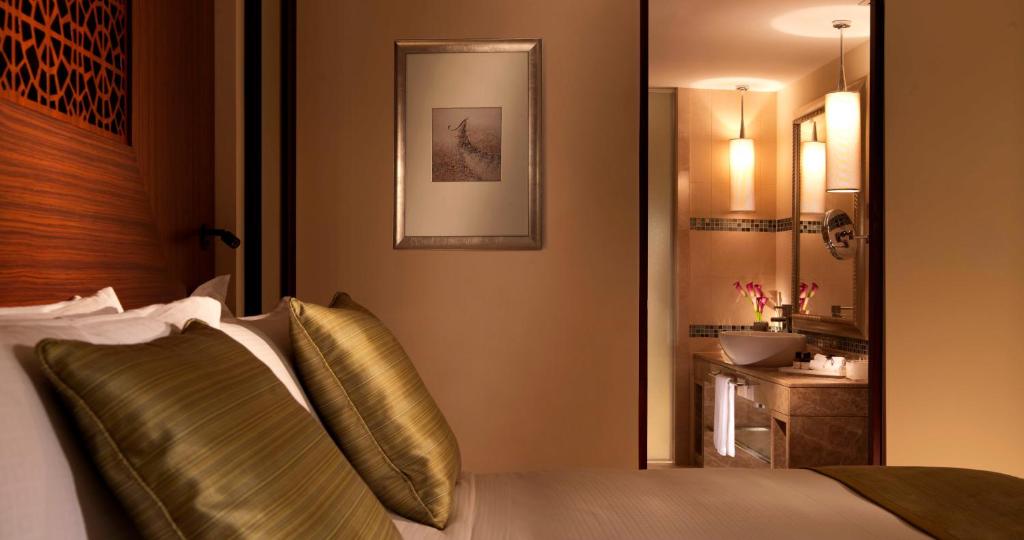 Двухместный (Номер Fairmont Gold Lounge с 2 кроватями размера «queen-size» и балконом, вид на море и остров Палм-Джумейра) курортного отеля Fairmont The Palm, Дубай