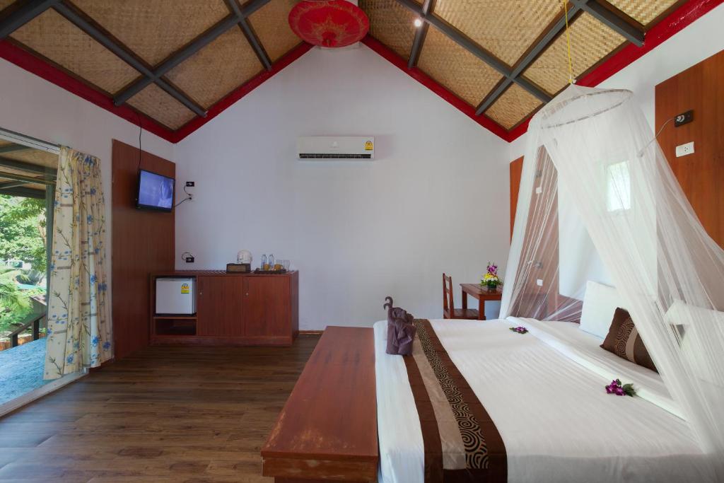 Двухместный (Стандартный двухместный номер с 1 кроватью или 2 отдельными кроватями) курортного отеля Phi Phi Long Beach Resort & Villa, Пхи-Пхи