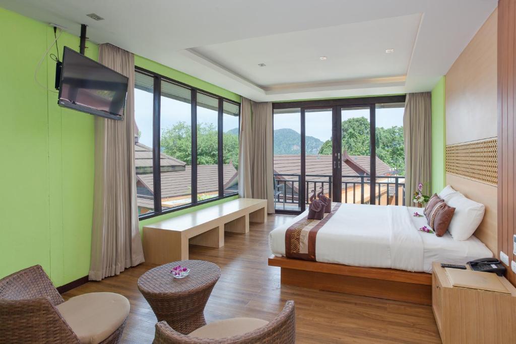 Двухместный (Улучшенный двухместный номер с 1 кроватью или 2 отдельными кроватями) курортного отеля Phi Phi Long Beach Resort & Villa, Пхи-Пхи