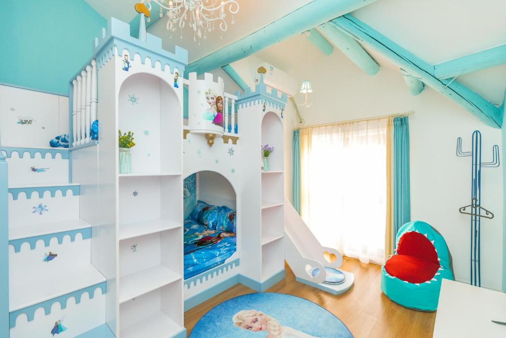Апартаменты (Disney Frozen) гостевого дома Love to Stay Theme Homestay No.2, Шанхай