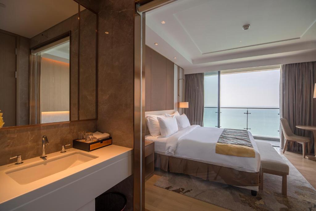 Двухместный (Номер с кроватью размера «king-size», вид на море) отеля Sunshine Bay Hotel, Сиануквиль