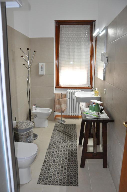 Двухместный (Двухместный номер с 1 кроватью или 2 отдельными кроватями и собственной внешней ванной комнатой) гостевого дома CityWalls Guest House Bergamo, Бергамо