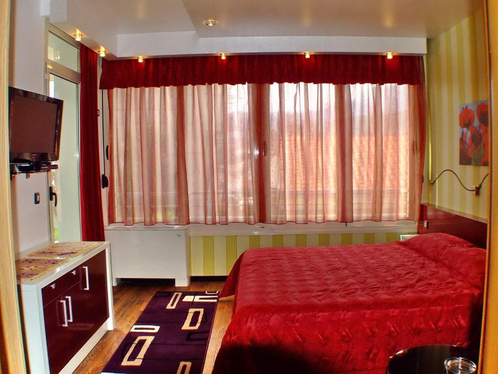 Двухместный (Двухместный номер с 1 кроватью, вид на сад) отеля Meridian Hotel, Будва