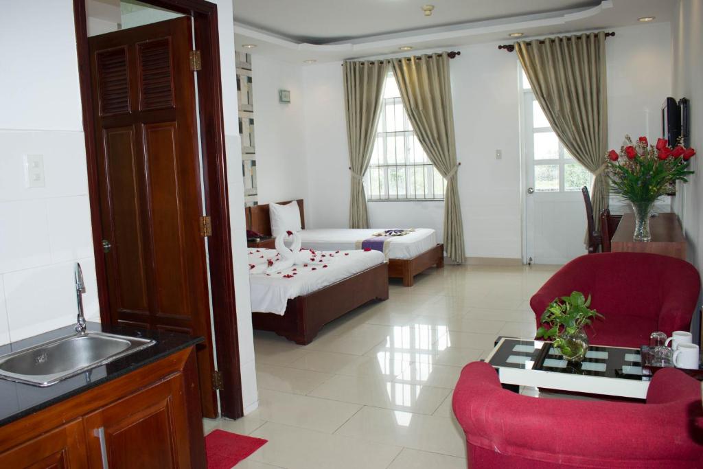 Семейный (Семейный номер с балконом) апарт-отеля Hoa Phat Hotel & Apartment, Хошимин