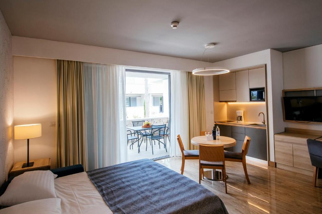Апартаменты (Улучшенные апартаменты с 1 спальней (для 4 взрослых)) курортного отеля Zaton Holiday Resort, Затон