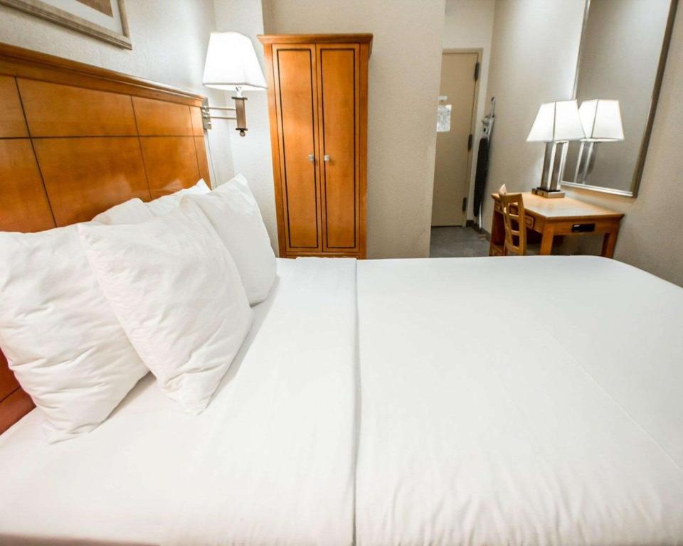 Двухместный (Улучшенный номер с кроватью размера «queen-size») отеля Econo Lodge Times Square, Нью-Йорк